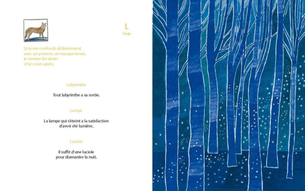 Page d'un livre illustré avec une image de loup et des arbres bleus dans une ambiance nocturne, accompagnée de textes poétiques sur le labyrinthe, la lampe et la luciole.