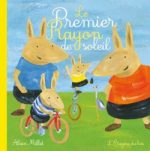 Couverture d'un livre pour enfants intitulé 'Le Premier Rayon de soleil', illustrant des personnages animaux souriants, dont un lapin en vélo.