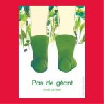 Illustration de la couverture d'un livre intitulé 'Pas de géant', montrant des pieds avec des chaussettes vertes sur un fond floral.