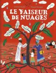 Couverture du livre 'Le Faiseur de Nuages' illustrée avec des personnages réunis autour d'un arbre, sur un fond rouge.