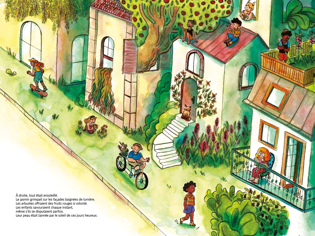Une scène ensoleillée dans un quartier animé, avec des enfants jouant et des maisons colorées. Un enfant à vélo passe tandis qu'un autre fait de la trottinette. Des adultes se détendent sur les balcons, et des plantes luxuriantes décorent les façades.
