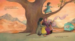 Illustration d'enfants jouant sous un arbre, avec une fille grimpant dans les branches. Deux autres filles et une femme se tiennent en bas, souriantes, dans un paysage coloré de montagnes en arrière-plan.