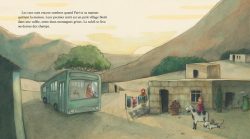 Une scène de village avec un bus sur une route, des montagnes en arrière-plan, et des habitants, dont des enfants et un chien, s'affairant autour de maisons.