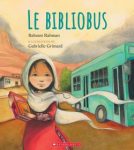 Couverture du livre 'Le bibliobus' montrant une jeune fille en vêtements traditionnels tenant des livres, avec un bus de bibliothèque en arrière-plan.