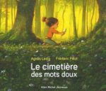 Couverture du livre 'Le cimetière des mots doux' avec une illustration d'une enfant marchant dans une forêt ensoleillée, entourée de fleurs.