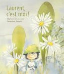 Couverture du livre 'Laurent, c'est moi !' avec un garçon portant un chapeau, entouré de grandes fleurs blanches.