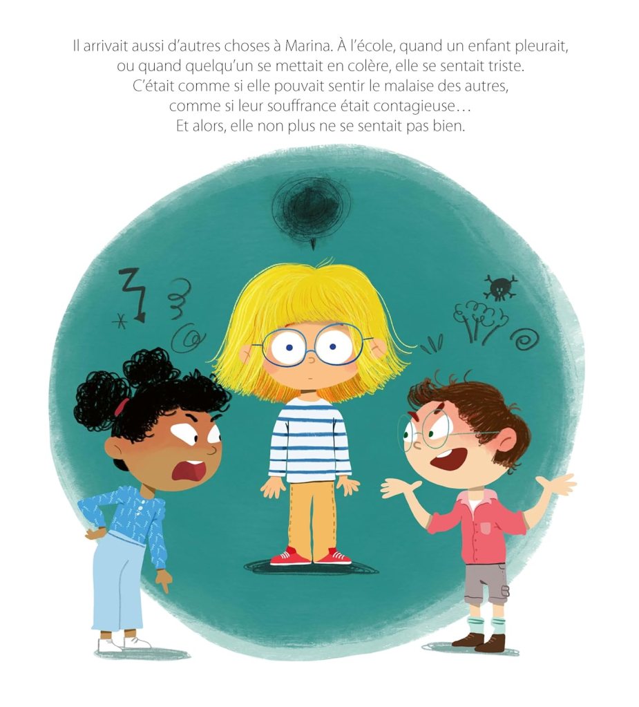 Trois enfants discutent : une fille aux cheveux blonds et lunettes, un garçon aux cheveux bruns et une fille aux cheveux crépus, visiblement en désaccord.