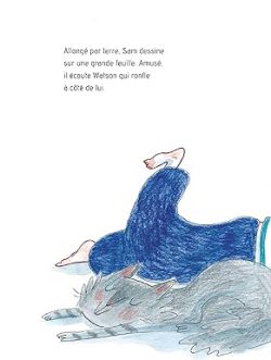 Un enfant allongé sur le ventre, dessinant sur une grande feuille, avec un chien qui ronfle à côté de lui.