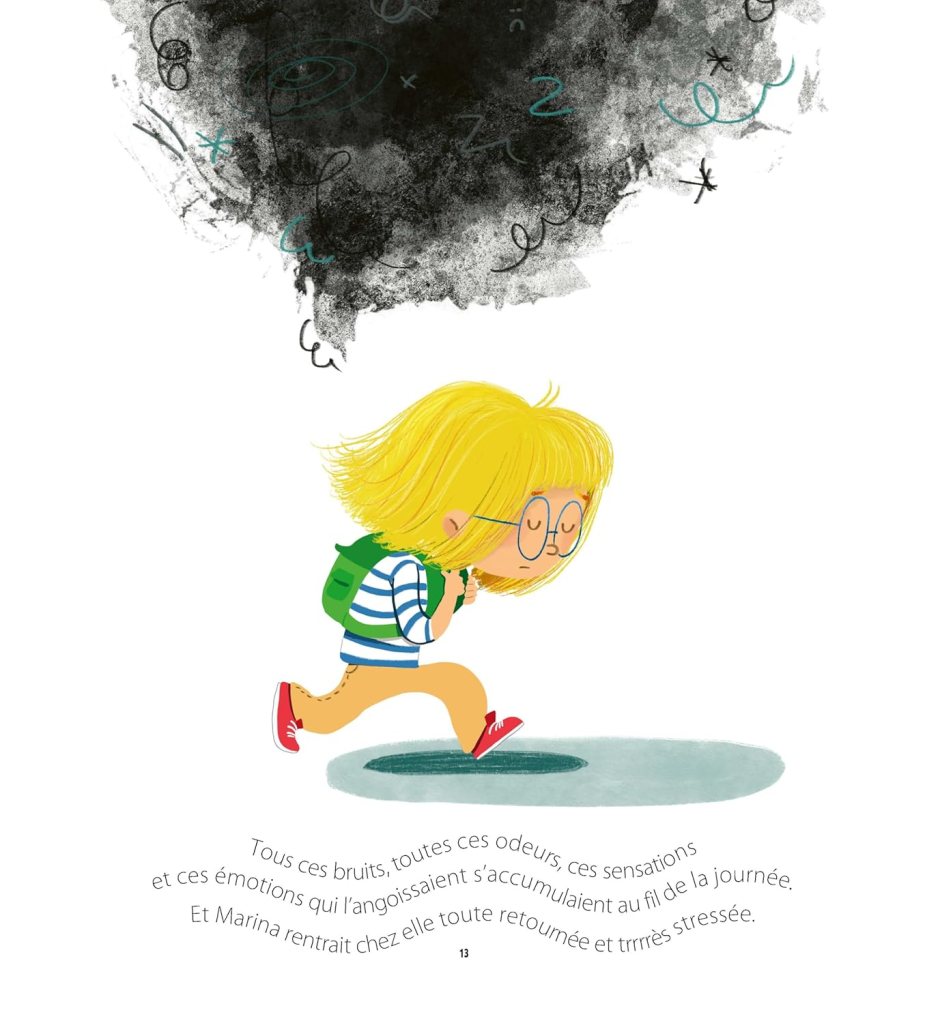 Une petite fille blonde avec des lunettes et un sac à dos court en regardant le sol, entourée d'une ambiance sombre avec des éclats de pensées et d'émotions.