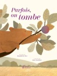 Couverture d'un livre intitulé 'Parfois, on tombe', avec un ours tenant une branche d'arbre portant un fruit, entouré de feuilles colorées.