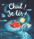 Couverture d'un livre intitulé 'Chut ! Je lis !' avec un poisson rouge sur un fond sombre et des éléments marins lumineux.