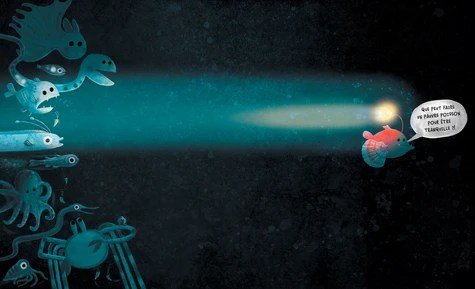 Une illustration sombre montrant un poisson rouge nageant vers une lumière, tandis que des créatures marines sombres l'observent, avec une bulle de texte disant : 'On fait mal à d'autres poissons pour te transcrire !'
