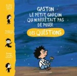 Couverture du livre 'Gaston : le petit garçon qui n'arrêtait pas de poser des questions', illustrée avec un garçon curieux assis sous un ciel étoilé.