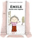 Couverture du livre "Émile invite une copine" avec un garçon aux cheveux clairs, souriant et portant un t-shirt et un short, debout devant une porte ouverte.
