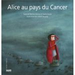 Couverture du livre 'Alice au pays du Cancer' illustrée avec un personnage portant un manteau rouge sur un fond sombre et nuageux.