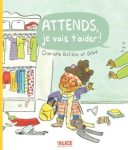 Couverture du livre 'Attends, je vais t'aider!' montrant un enfant entouré de vêtements en désordre, exprimant son enthousiasme à aider.