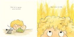 Un enfant avec des cheveux bouclés et un animal de compagnie, assis sur le sol, dans un décor doux et coloré avec un champ de blé en arrière-plan.
