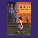 Une petite fille noire en robe blanche marche avec assurance devant un mur de briques, tandis que des hommes la regardent. Le titre 'RUBY TÊTE HAUTE' est visible en haut.