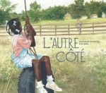 Une fille noire assise sur une balançoire en caoutchouc, avec un paysage de prairie et une clôture en arrière-plan, illustrant une scène sereine et enfantine.