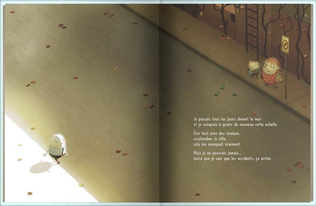 Illustration d'un personnage œuf marchant sur un sol avec des feuilles, tandis que deux personnages l'observent depuis un mur avec une échelle à côté.