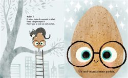 Une illustration d'un œuf avec des lunettes et un visage amical, regardant un chat assis sur une échelle à côté d'un arbre. En arrière-plan, des éléments de ville et des étoiles scintillantes.