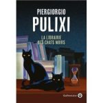 Couverture du livre 'La Libraire des Chats Noirs' de Piergiorgio Pulixi, illustrée avec deux chats noirs assis parmi des livres.