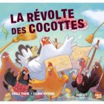 Illustration de la couverture du livre 'La révolte des cocottes', montrant des poules en révolte avec des outils de chantier.