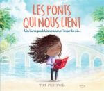 Couverture d'un livre intitulé 'Les ponts qui nous lient', illustrant une enfant qui lit près d'un pont, avec un ciel bleu et des arbres en arrière-plan.