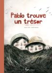 Couverture d'un livre intitulé 'Pablo trouve un trésor', montrant deux enfants souriants, habillés de chapeaux, se cachant derrière un tas de terre.