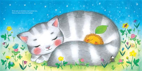 Un chat gris aux rayures blanches dort paisiblement dans un champ de fleurs colorées, tenant un petit hérisson avec une feuille sur le dos.