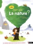 Couverture d'un livre intitulé 'C'est quoi La nature ?', montrant une enfant en train de serrer un arbre, avec des montagnes en arrière-plan et un style illustratif coloré.