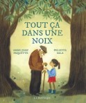 Couverture d'un livre intitulé 'Tout ça dans une noix', illustrant un homme âgé et une jeune fille sous des arbres, transmis un sentiment de tendresse et de connexion intergénérationnelle.