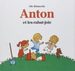 Couverture du livre 'Anton et les rabat-joie' illustrée, montrant des enfants jouant dans un jardin.