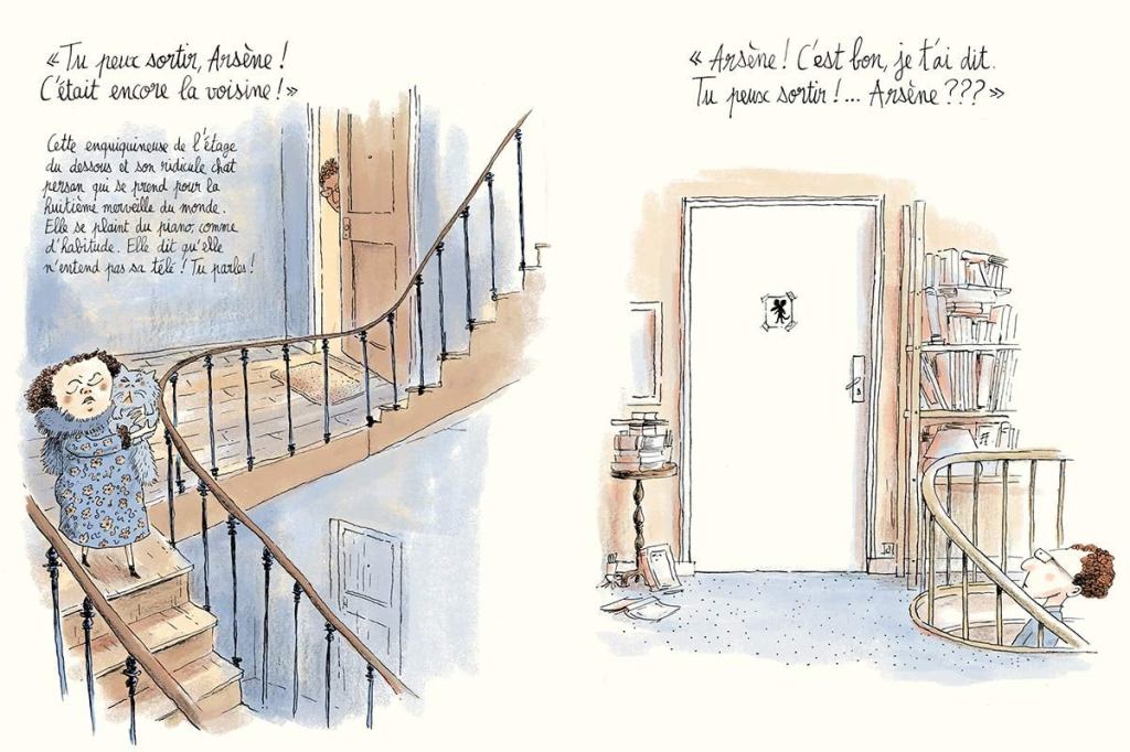 Une illustration colorée représentant une scène humoristique où une femme en haut d'un escalier appelle un garçon nommé Arsène, qui se trouve en bas, en lui disant qu'il peut sortir. On voit également une porte fermée avec des livres empilés à côté.
