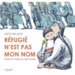 Couverture du livre 'Réfugié n'est pas mon nom' de Kate Milner, illustrant une mère tenant son enfant dans un contexte difficile.