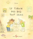 Couverture du livre 'Le tiroir des bas tout seuls' avec deux personnages dans une chambre, découvrant des bas colorés.