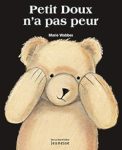 Couverture du livre 'Petit Doux n'a pas peur' avec un ours en peluche faisant un geste de protection.