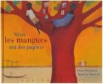 Couverture d'un livre illustré intitulé 'Même les mangues ont des papillons', présentant un grand arbre rouge avec deux personnages assis sur ses branches.