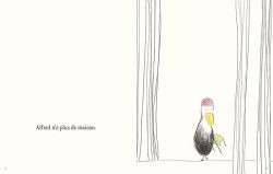 Un oiseau nommé Alfred marche dans une forêt avec un petit objet dans son bec.