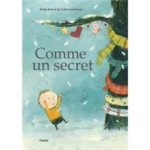 Couverture du livre 'Comme un secret' avec un enfant joyeux tournant autour d'un arbre décoré dans un paysage hivernal.