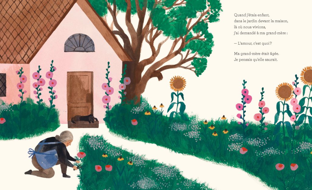 Un jardin coloré avec des fleurs, une vieille dame en train de jardiner et une maison rose à l'arrière-plan, sous un grand arbre.