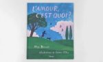 Couverture du livre 'L'amour, c'est quoi ?' avec des illustrations colorées représentant un paysage et un chien.