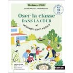 Couverture du livre 'Oser la classe dans la cour' illustrant des enfants jouant et apprenant à l'extérieur autour d'une école.