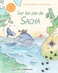 Couverture du livre 'Sur les pas de Sacha', illustrée avec des personnages marins et une carte.