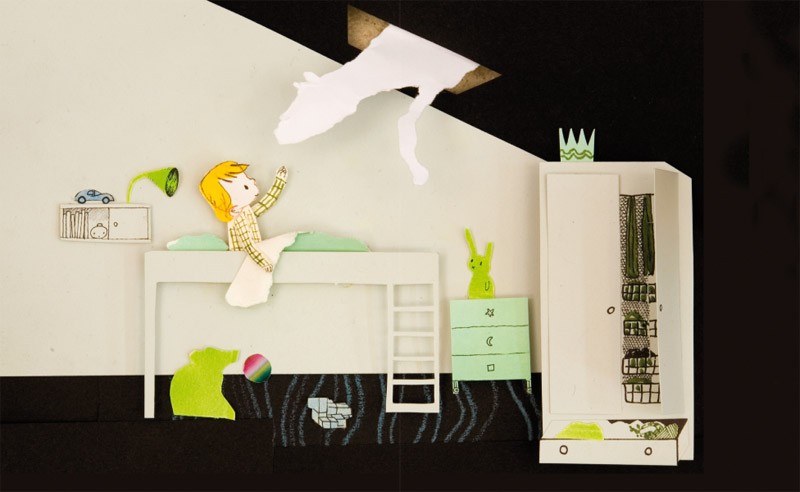 Une chambre d'enfant en papier découpé, avec un garçon aux cheveux blonds assis sur un lit, un chien sautant au-dessus, et des meubles colorés.