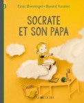 Couverture du livre 'Socrate et son papa' avec un enfant assis sur un nuage, entouré de nuages et d'objets de bureau sur un fond jaune.