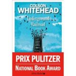 Couverture du livre 'Underground Railroad' de Colson Whitehead, avec des oiseaux en vol au-dessus d'une échelle menant vers un ciel bleu, comprenant des récompenses littéraires.