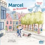 Couverture d'un livre intitulé 'Marcel de Bruxelles', montrant un personnage avec un chien marchant dans une ville illustrée avec des bâtiments et des arbres.