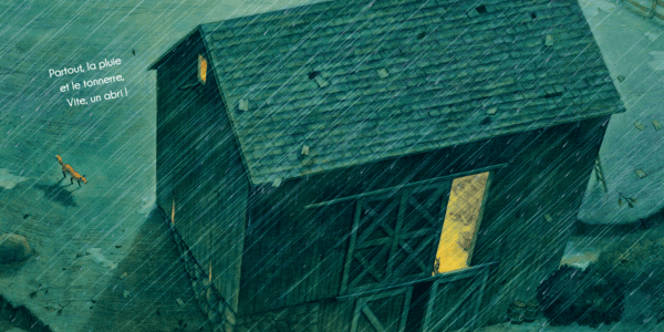 Une maison en bois sous la pluie, avec une fenêtre éclairée et un renard courant vers elle.