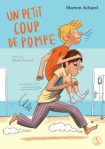 Couverture du livre 'Un petit coup de pompe' avec deux personnages, un garçon blond courant avec un autre garçon sur son dos, dans un style de dessin animé.